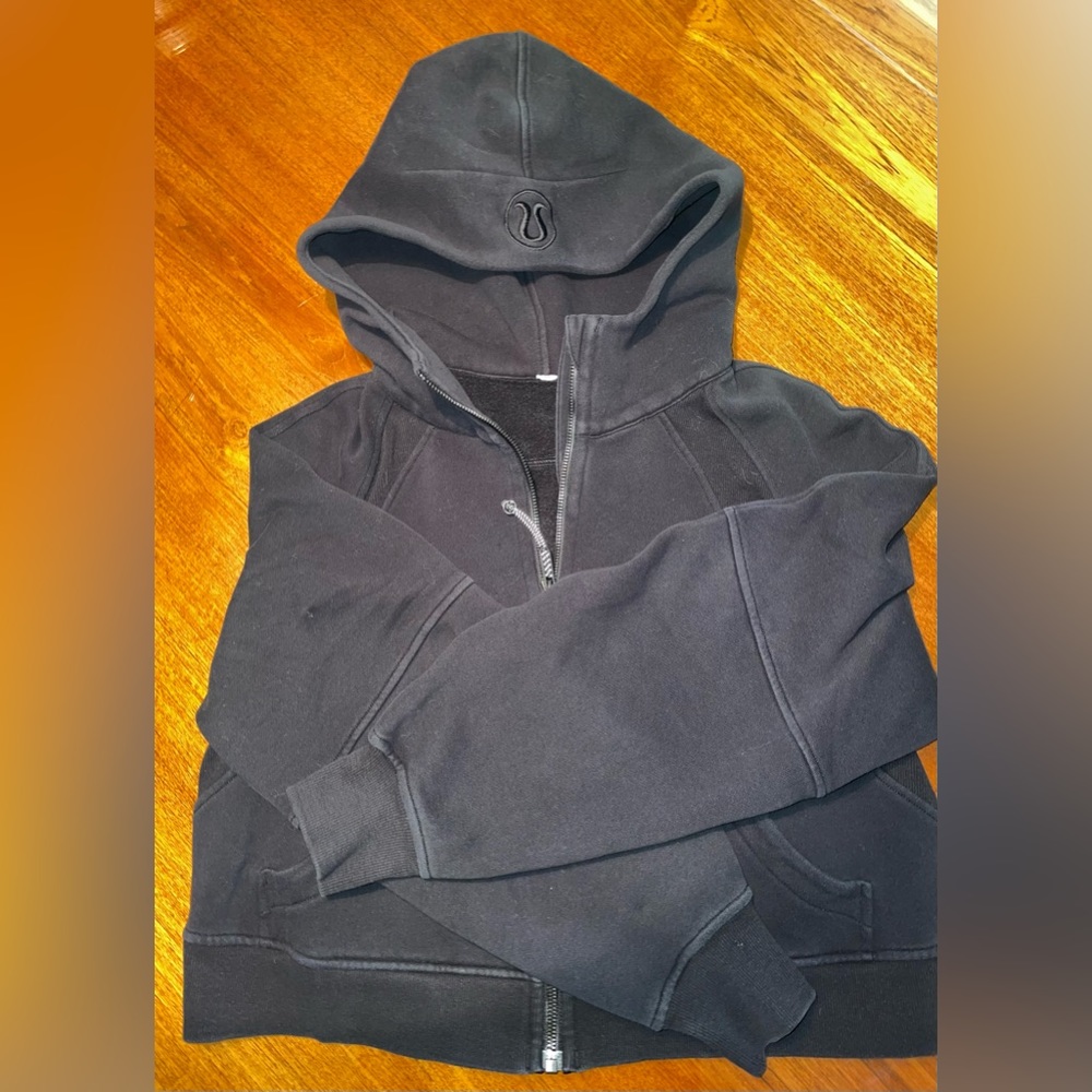 Black zip up
Size XS (0-2)
Gently used
Color has slightly faded from washing
